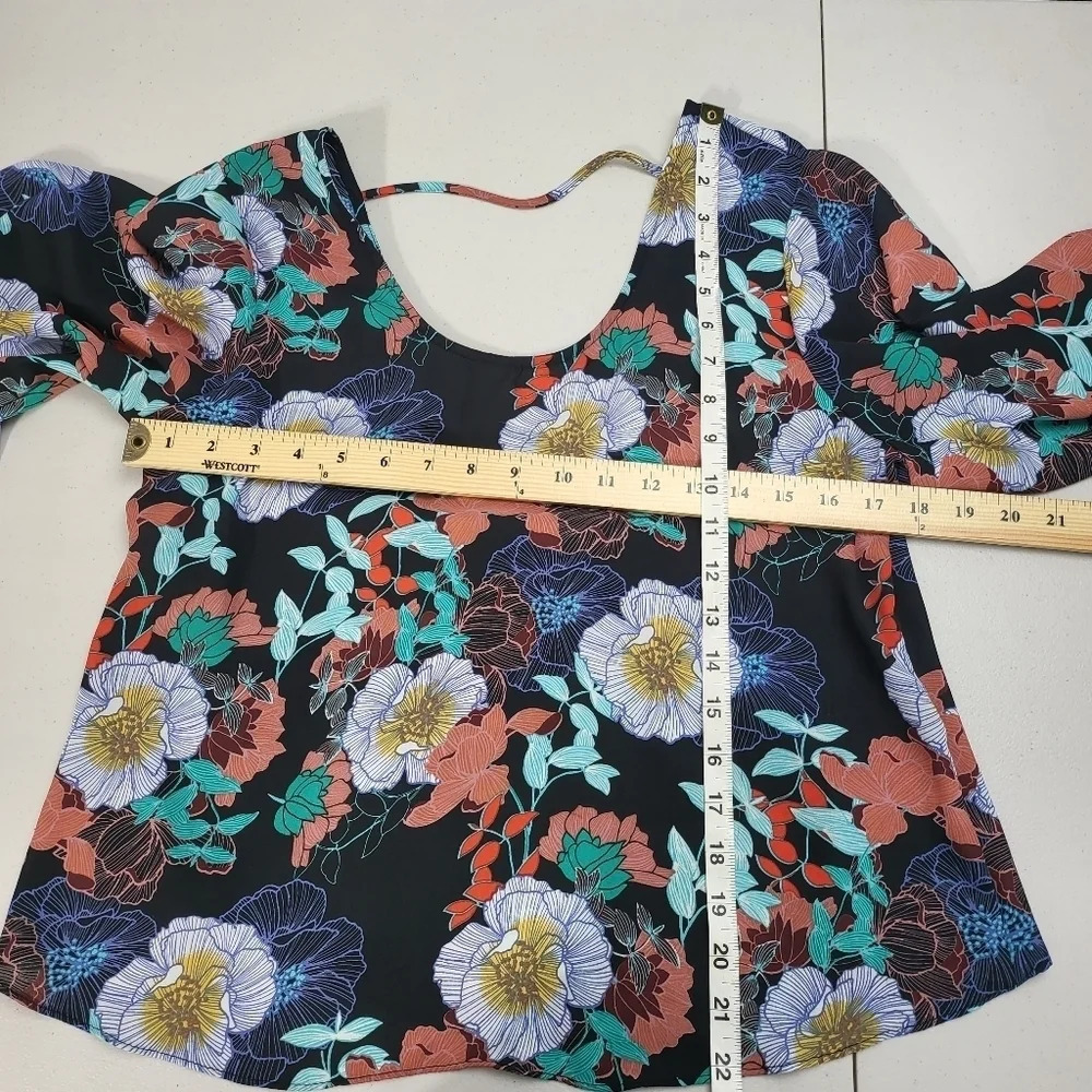 Lily White Floral Knotted Back Bell Sleeve Top Sz M - Picture 12 of 13